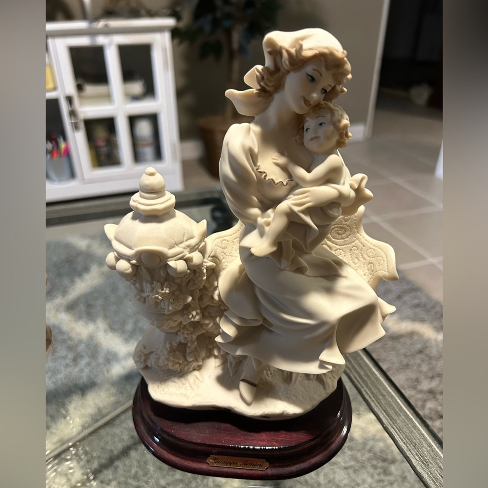 Giuseppe Armani “Maternity in a Garden” 0188 F Figurine -Discontinued